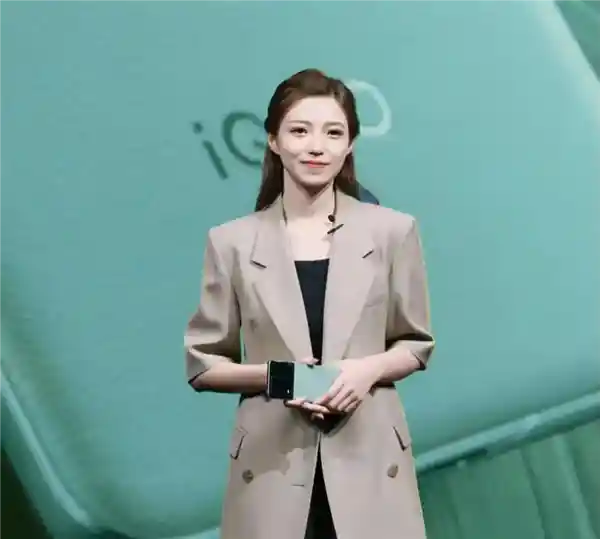 前vivo女神产品经理宋紫薇携AI硬件新作惊艳亮相