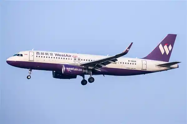 西部航空回应充电宝冒烟事件:旅客紧急下机,飞机未受损伤