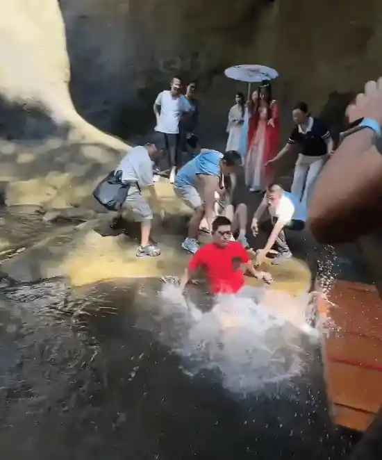 张继科景区突遭神秘一脚落水，本人回应：谁踹的？网友炸锅！
