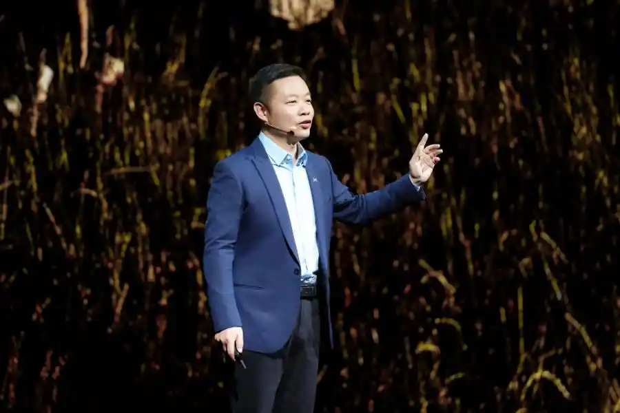 小鹏断杖突围，AI王冠争夺战升级