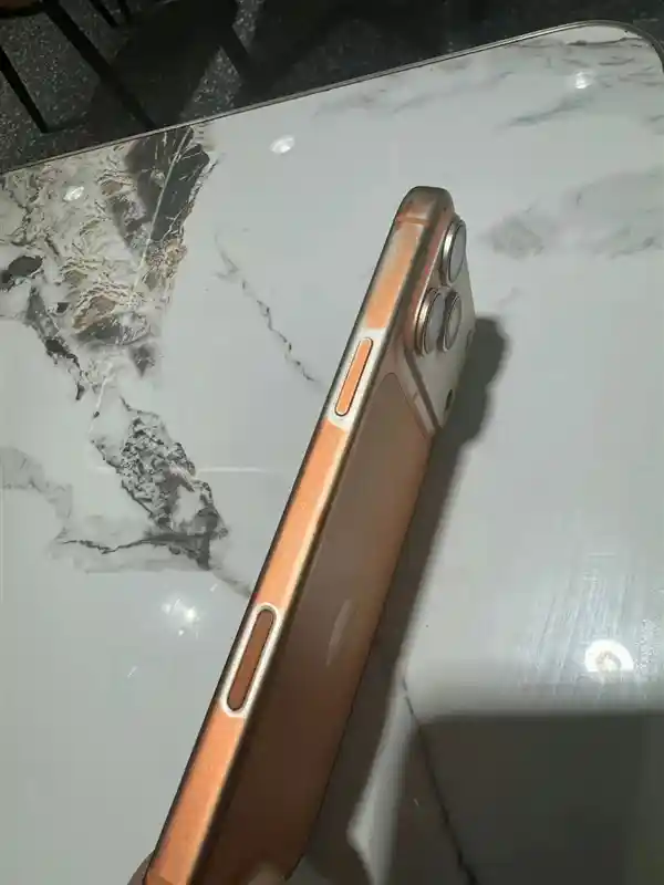 iPhone 17 Pro Max竟被湿巾擦掉漆？网友：这画面太魔幻！