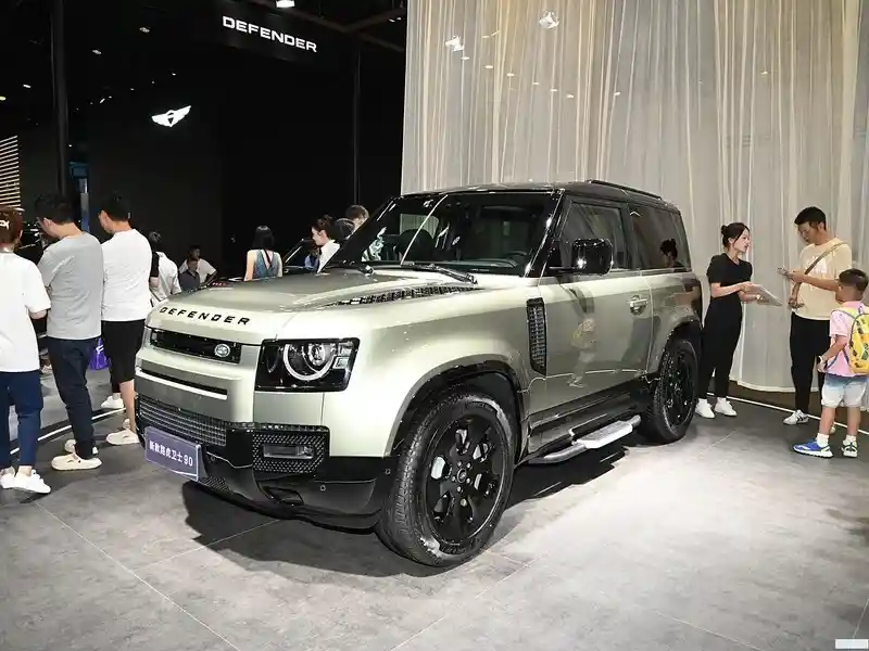 【爆款来袭】上海中升金沙江路店卫士130远征版热销破局，3.0T P400硬核登场，价格坚挺引抢购！