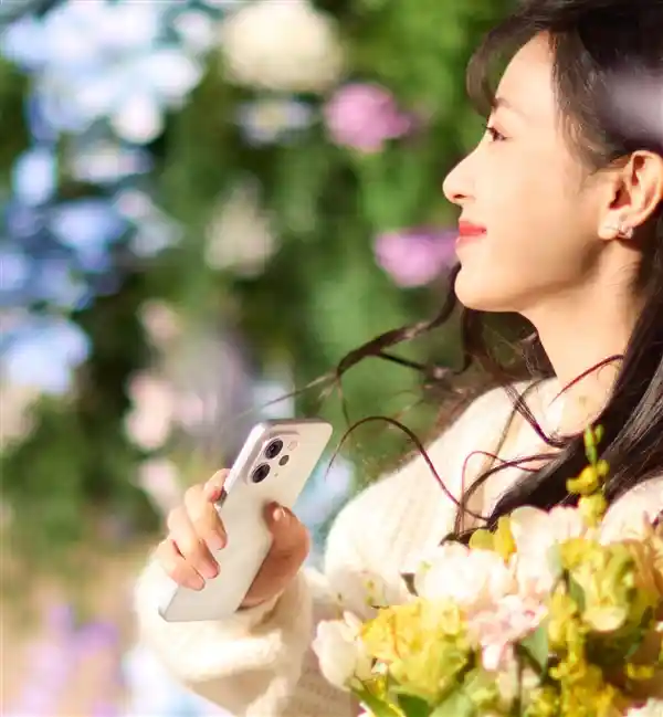 田曦薇代言vivo S50惊现真机：金属中框成最大亮点