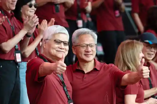 黄仁勋红衣亮相台积电运动会，与魏哲家比心合影引热议