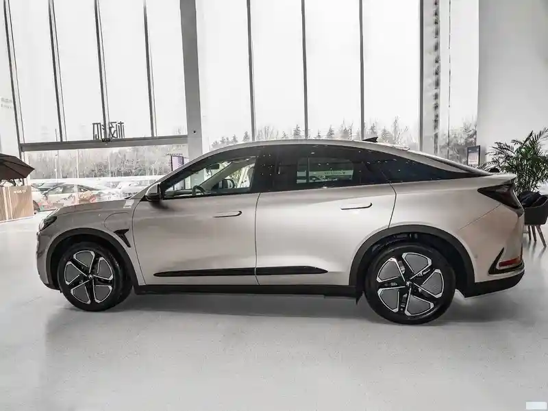 红河鹏嘉限时直降1万，极狐阿尔法S6 2025款震撼上市引关注