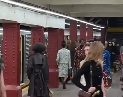 香奈儿地铁大秀引争议：硬蹭打工人流量还是时尚新玩法？