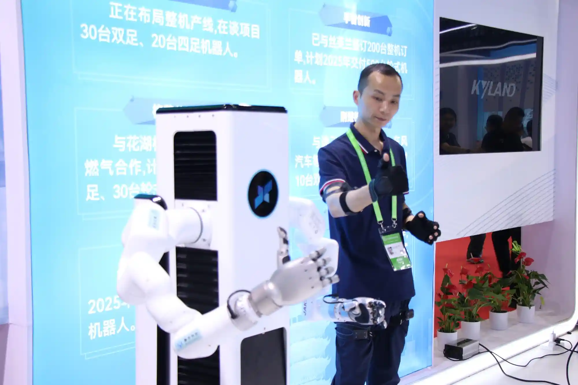 人形机器人惊艳亮相，湖北智造展现中国产业链硬实力
