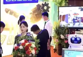 颜值爆表？朝鲜推出美女AI机器人，网友直呼太假！