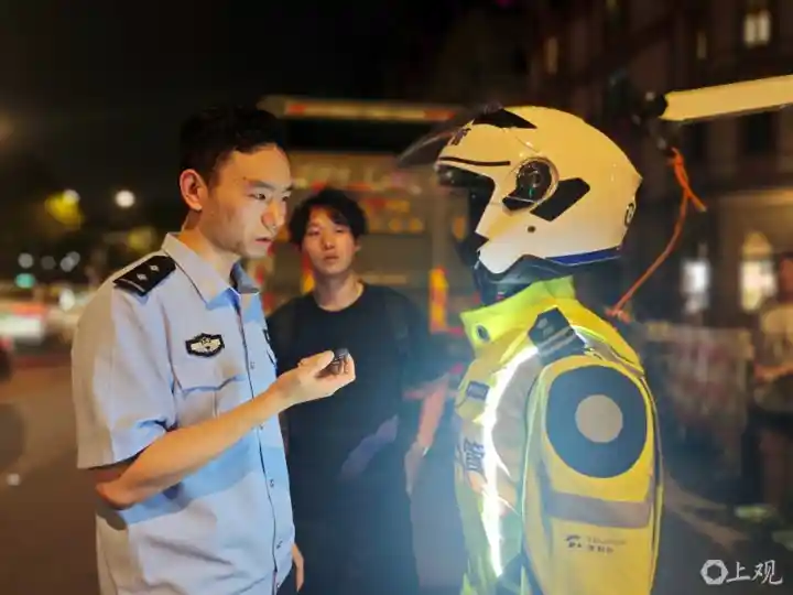 小沪上岗！机器人交警首秀外滩引关注