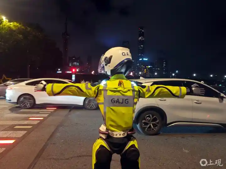 小沪上岗！机器人交警首秀外滩引关注