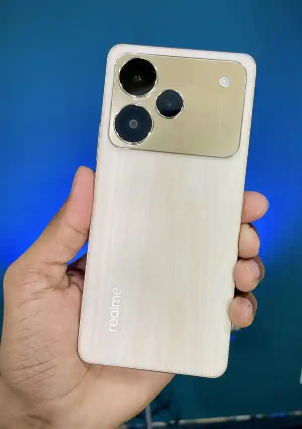 真我P4系列惊现果味镜头设计，或成iPhone 17 Pro平替？