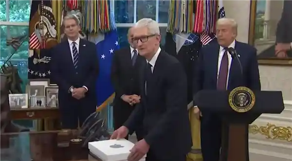特朗普将掀芯片大战！库克现身，100%关税剑指美国制造