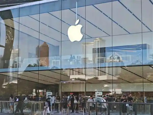 iPhone 17首发盛况！苹果门店人潮炸裂：果粉狂热对决黄牛大军