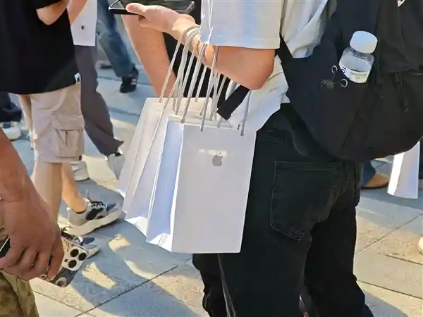 iPhone 17首发盛况！苹果门店人潮炸裂：果粉狂热对决黄牛大军