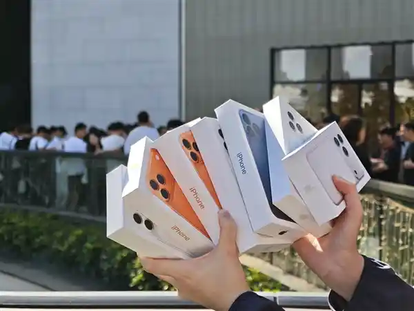 iPhone 17首发盛况！苹果门店人潮炸裂：果粉狂热对决黄牛大军