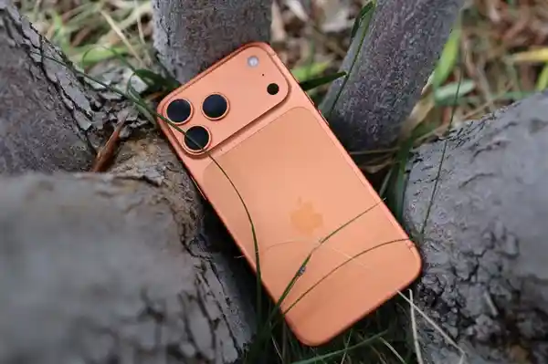 iPhone 17首发盛况！苹果门店人潮炸裂：果粉狂热对决黄牛大军
