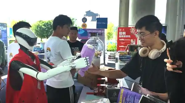 京东×银河科幻大会刘慈欣为机器人科幻迷星动Q5签书，跨次元互动引爆全场