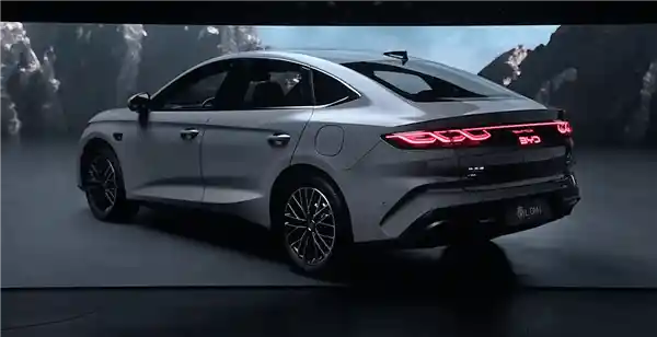 比亚迪秦家族长续航版震撼上市：210km纯电续航引领新潮流，7.98万起售价引爆市场