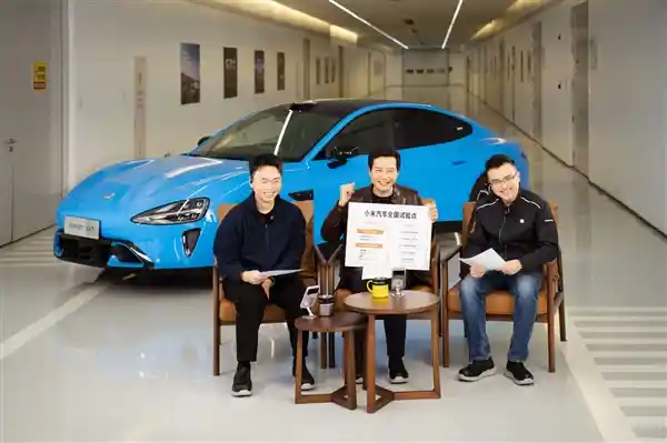 雷军亲自官宣SU7初代停产！车商哭闹蹭流量引众怒，小米喊话全网一键举报
