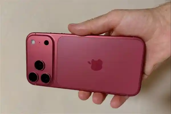 iPhone 18 Pro Max戴壳秒变健身锤？网友：这重量能练出马甲线！